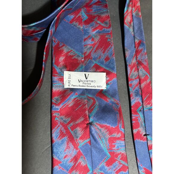 Vintage Valentino Pietro Pure Silk–Paris Rome– Red/Blue Designer Necktie - Picture 3 of 3